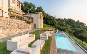 Beautiful Poolside And Stunning Lake View Gardenia